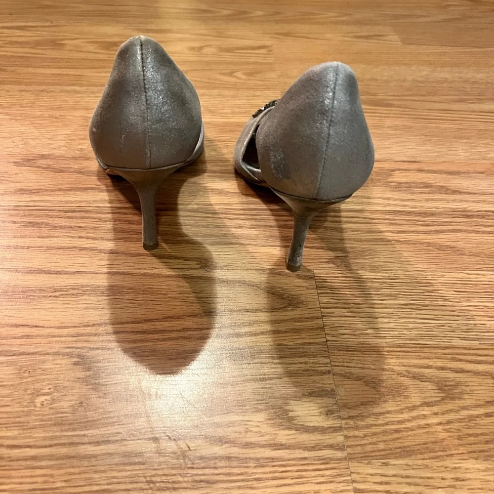 Badgley Mischka Salsa d’orsay Pewter Heels with Decorative Broch Size 6 1/2